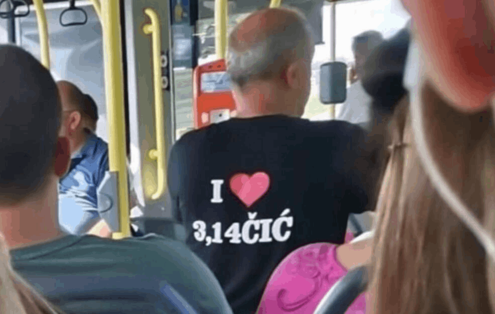 ČOVEK U AUTOBUSU IMAO MAJICU SA SKRIVENIM SANDALOZNIM NATPISOM: Možete li vi da ga protumačite? (FOTO)